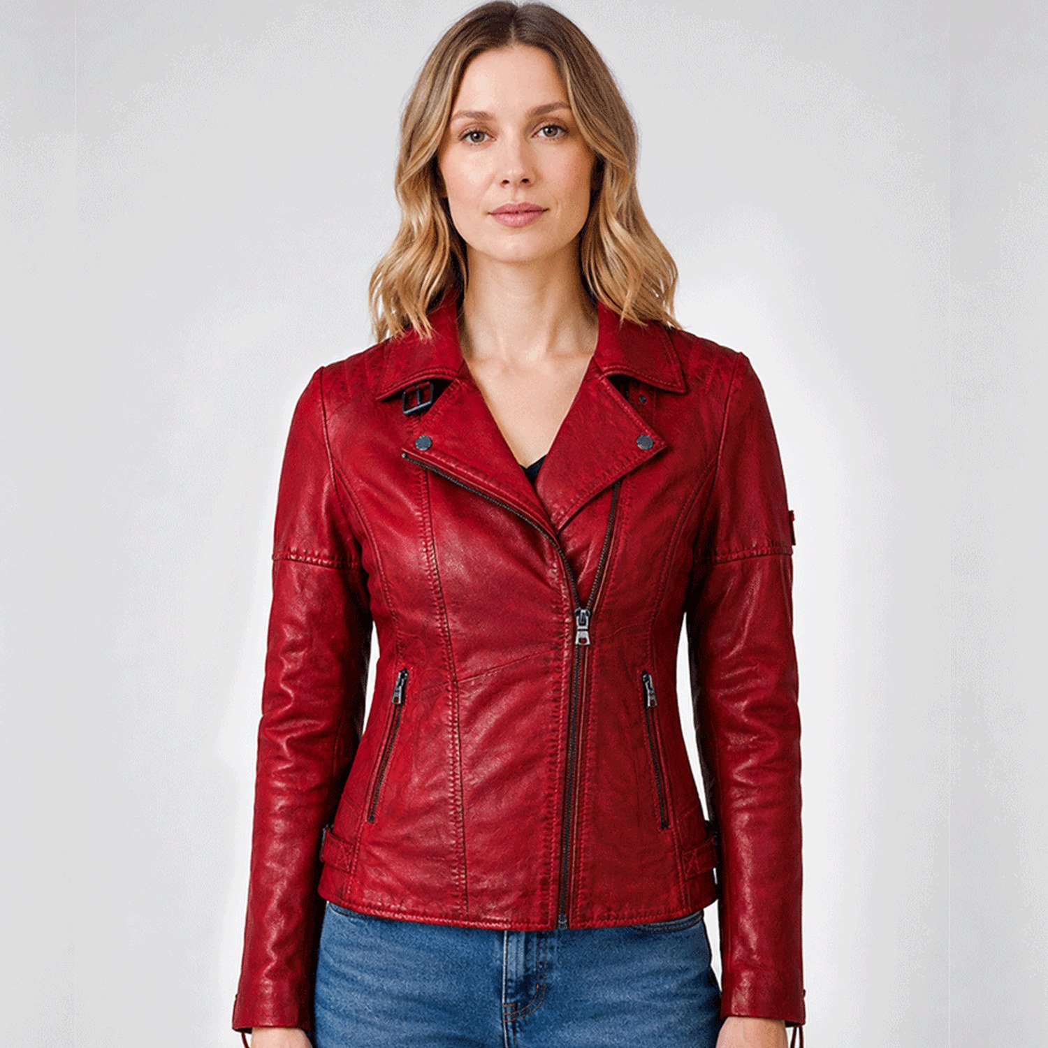 Model in roter Lederjacke